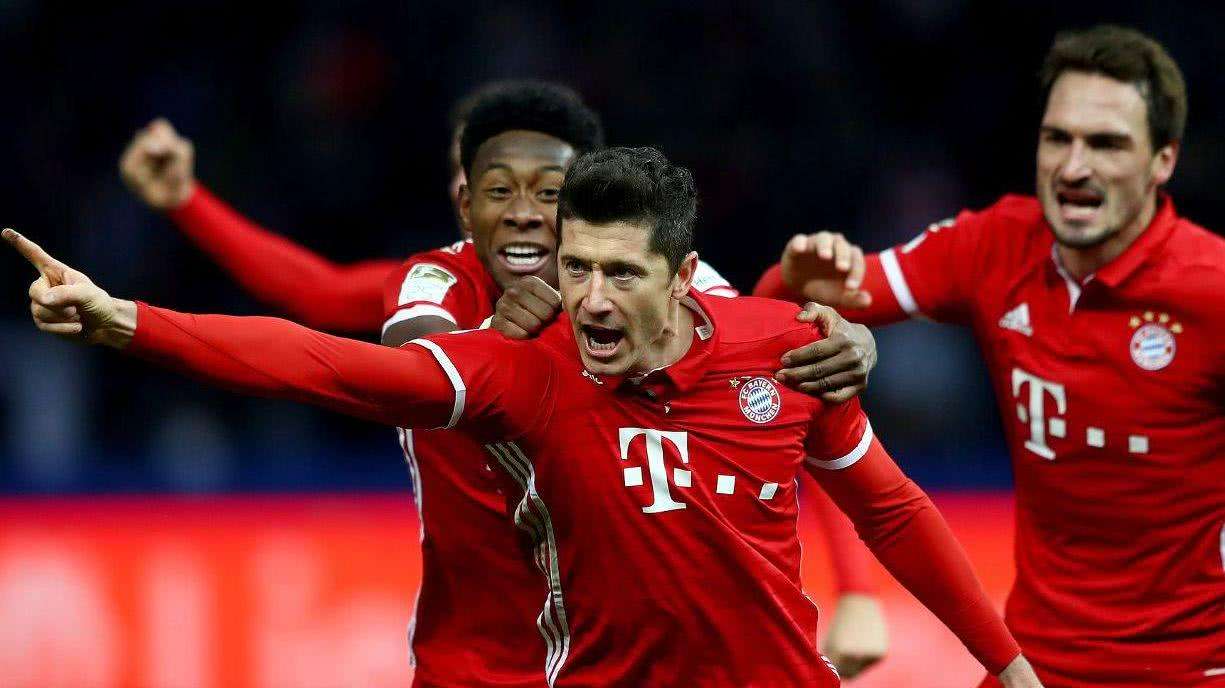 汪涵陪儿子参加马术比赛，嚼槟榔一脸享受，与老婆交替带娃引热议（汪涵现身儿子马术赛场，口嚼槟榔神态惬意，与妻子轮番带娃引发热议）