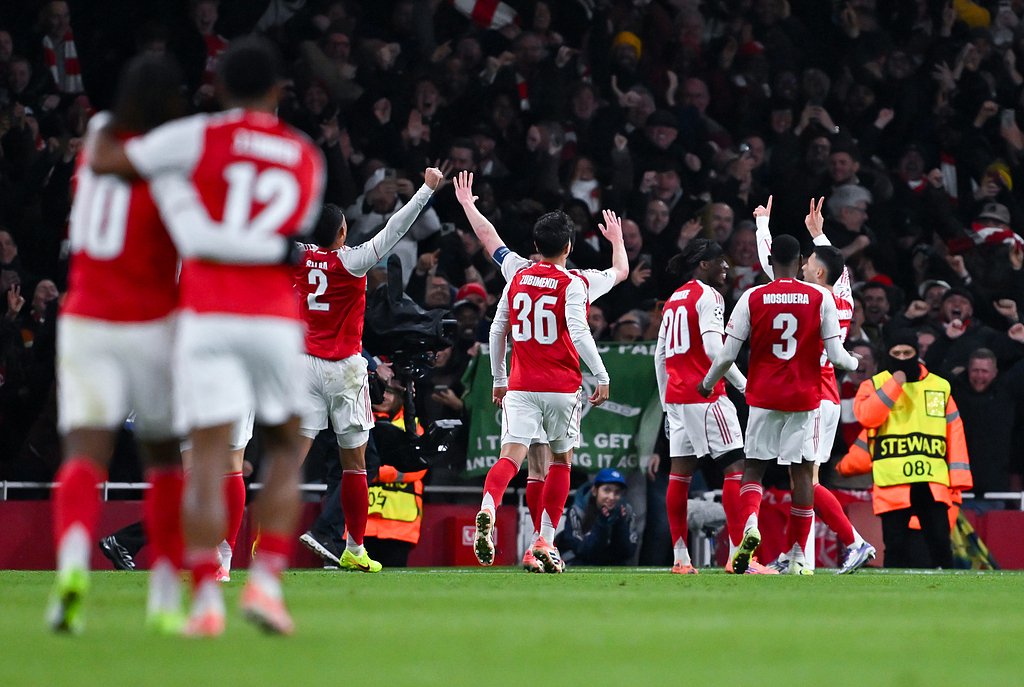 乾坤大挪移！恩比德接球转身背筐出手 球打板进筐还要加罚（神乎其技！恩比德背身接球转身打板命中再获加罚）