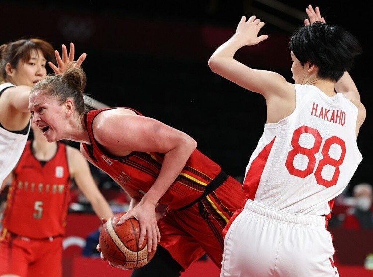 胖东来售卖梅西、库里等人签名球衣，乔丹公牛球衣售价13万8（胖东来开售梅西、库里等球星签名球衣 乔丹公牛球衣标价13.8万）