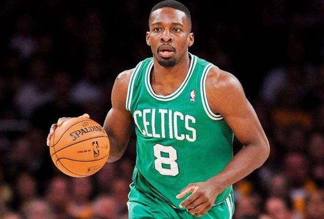 迈克·布朗首次以主教练身份率队捧杯，助教时期曾夺得4冠（迈克·布朗首次以主帅身份率队夺冠，助教生涯曾收获四冠）