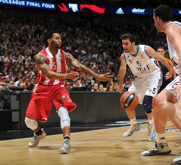 NBA球队战术解析：雄鹿防守策略调整（NBA战术观察：密尔沃基雄鹿防守端调整解析）