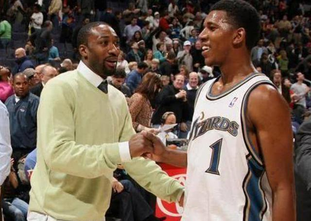 贝克汉姆捧杯狂喜，14岁小七穿抹胸太成熟，大儿子却在家熬汤（贝克汉姆捧杯欢腾，14岁小七抹胸造型引发热议，大儿子在家熬汤）