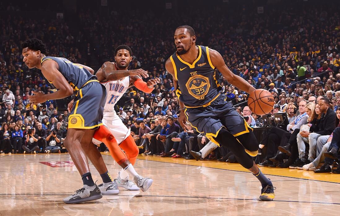 勇闯龙潭虎穴！卡斯尔反击冲击 扛着杰林威空中转身打板上篮！（强势突击！卡斯尔快攻顶着杰林威空中转身打板得分！）