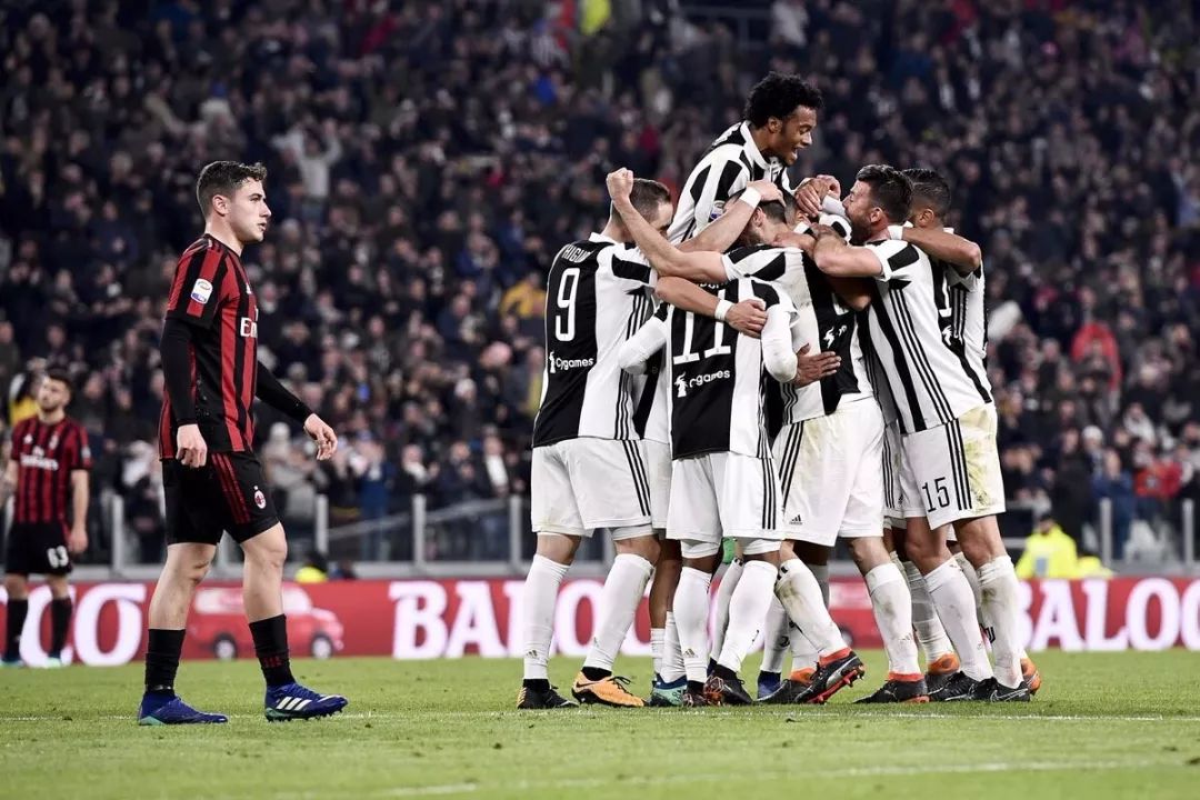 胖东来卖乔丹亲签球衣，售价13.8万元，工作人员回应：保真！定价受收购价影响，存在差异（胖东来上架乔丹亲签球衣，标价13.8万元；工作人员称保真，价格因收购成本不同存在差异）