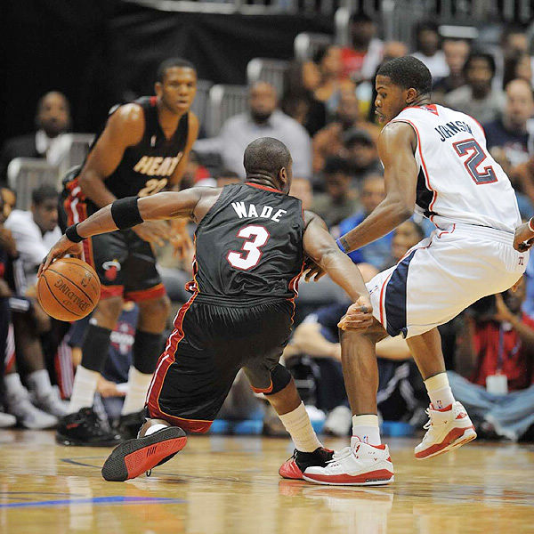 炉火纯青！亚历山大急停中投命中 率队迫近比分打停马刺（手感火热！亚历山大急停中投命中，带队追分逼出马刺暂停）