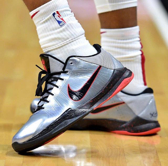 库里身穿阿贾·威尔逊的Nike A’ONE球鞋热身（库里热身穿阿贾·威尔逊签名款Nike A’ONE球鞋）