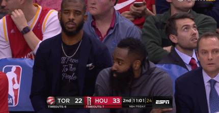 篮球赛场上的经典瞬间：保罗·乔治抢断反击（球场经典一刻：保罗·乔治抢断后迅猛反击）