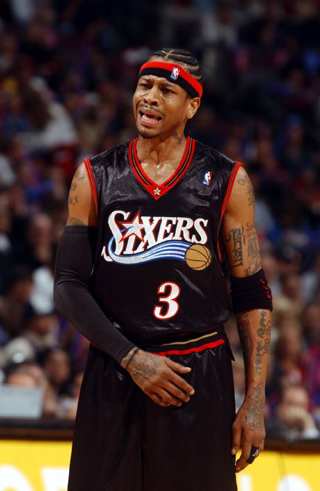 球员直接摊手，态度说明一切（球员摊手示意，态度一目了然）