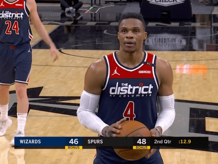 哈特11中8轰21分6板，本赛季首发9场取得8胜1负（哈特11投8中砍21分6篮板，本季先发9场助球队豪取8胜1负）