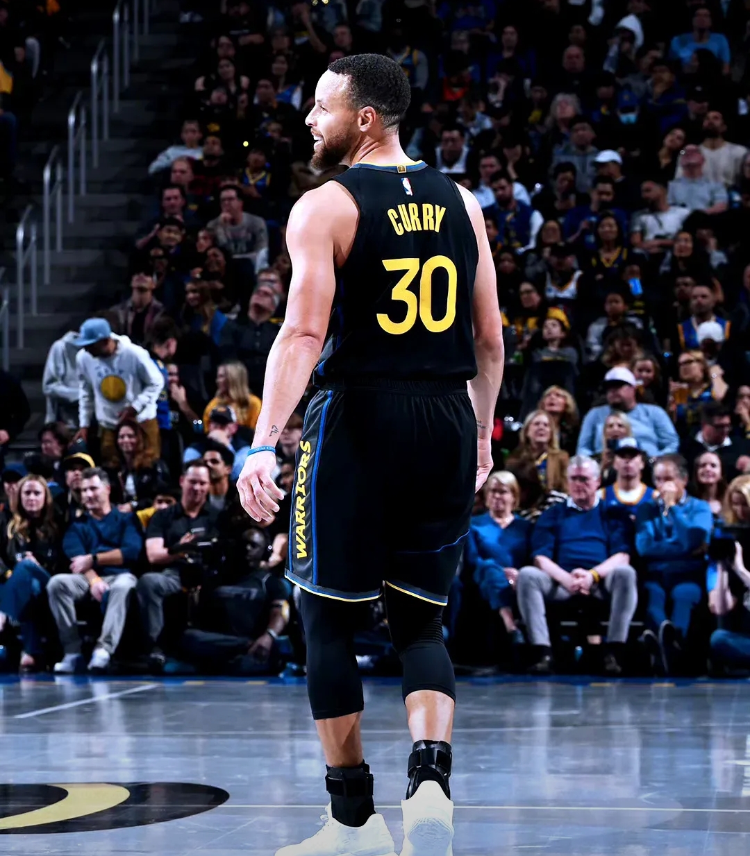 危险动作波姐扑地抢球 险些压到理查德森的脚踝（波姐飞身倒地抢球上演高危动作，险些压到理查德森脚踝）