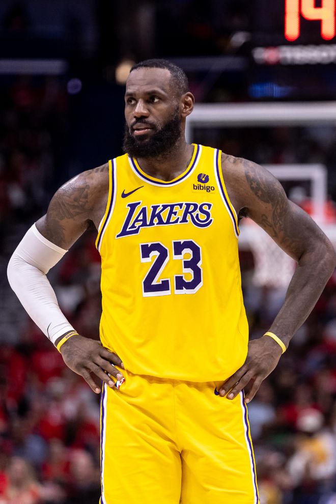 半场：柏林联1-1拜仁，诺伊尔“下蛋”送礼，迪亚斯0度角破门（半场战报：柏林联1-1拜仁，诺伊尔失误送礼，迪亚斯零角度破门）