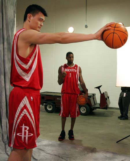 名记：字母最近向队友强调专注篮球的重要性，别被外界声音干扰（名记：字母哥近日提醒队友专心打球，别受外界噪音影响）