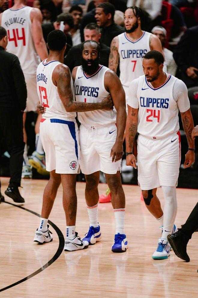 U22国足李镇全：团结且强大的集体，在正确道路上继续前进吧（U22国足李镇全：团结铸就强队，沿着正确方向稳步前进）