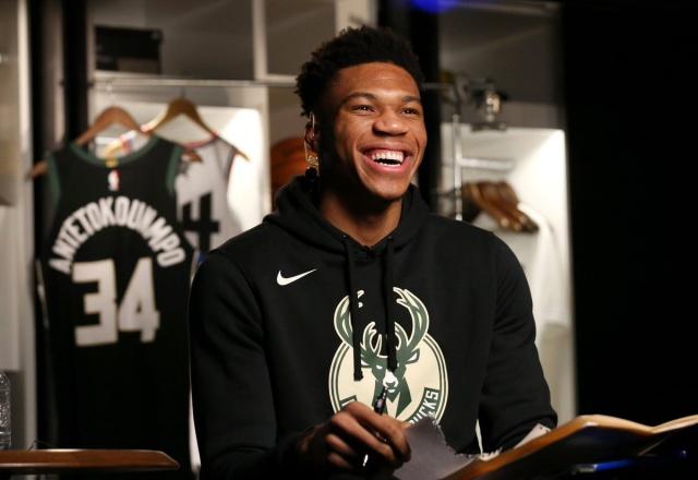 咔咔一顿扣！克里斯17中11&罚球9中6砍下28分8板4助2断（暴扣不停！克里斯17投11中、罚球9罚6中轰下28分8篮板4助攻2抢断）